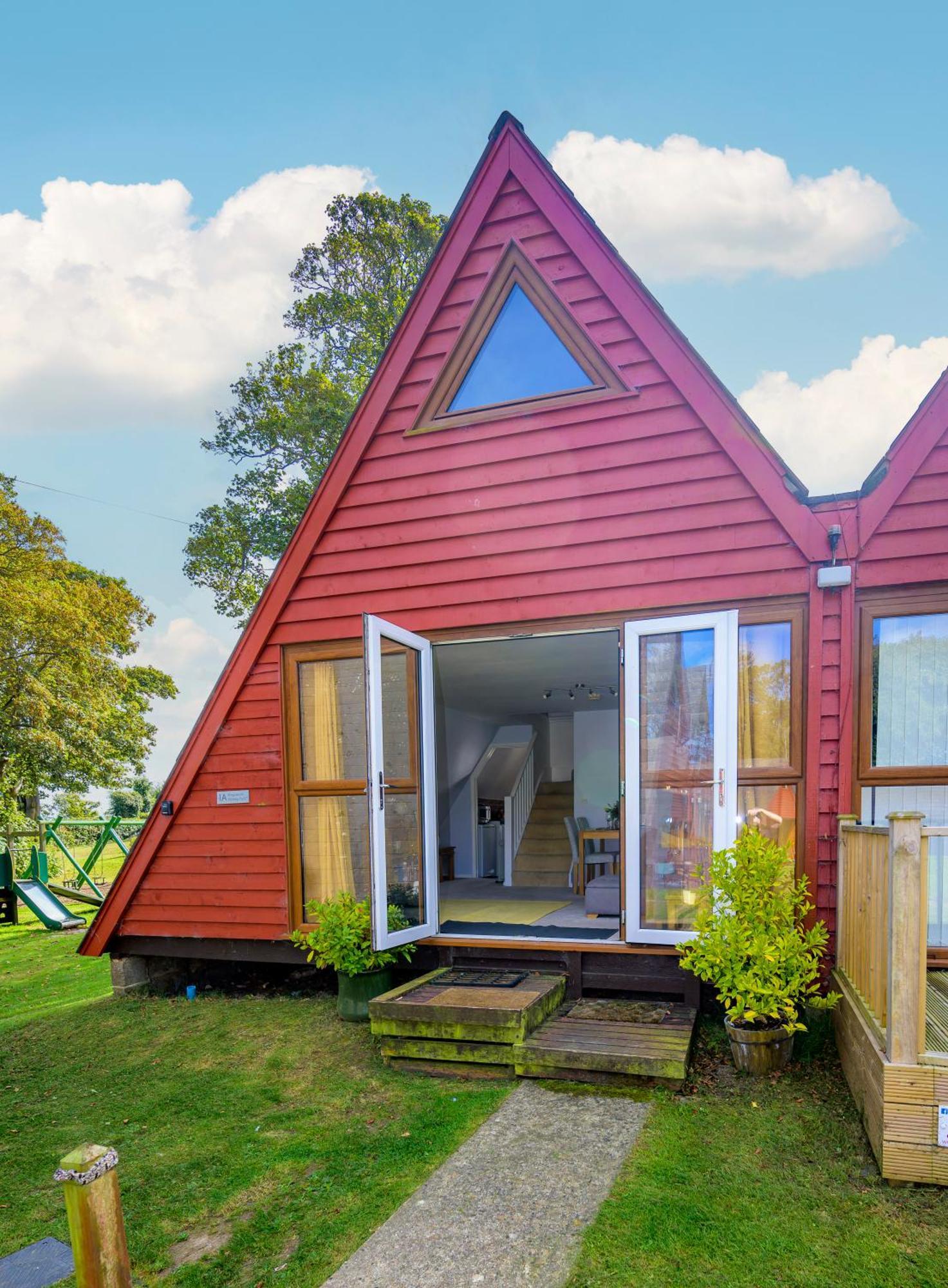 Escape To A Clifftop Chalet With Pool And Tennis Onsite - 1A Kingsdown Holiday Park Екстериор снимка